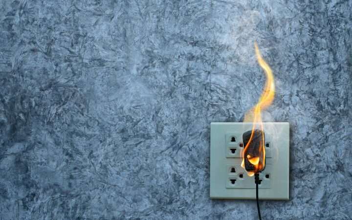 Oprava vyhořelé zásuvky – Co dělat když hoří zásuvka?