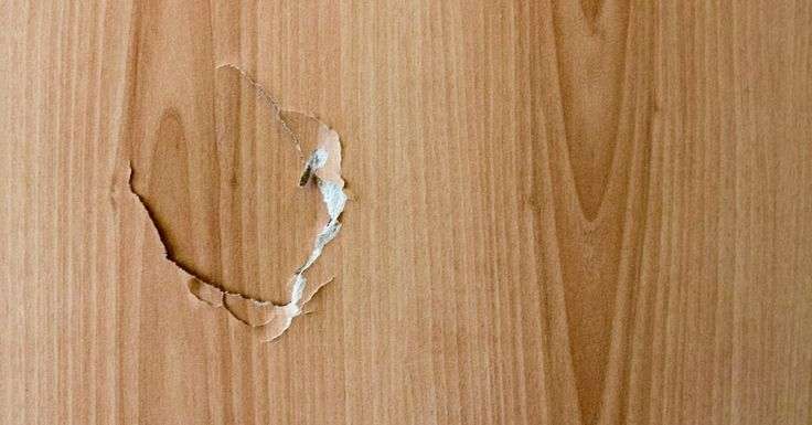 Prokopnuté dveře? Poradíme, jak opravit díru ve dveřích