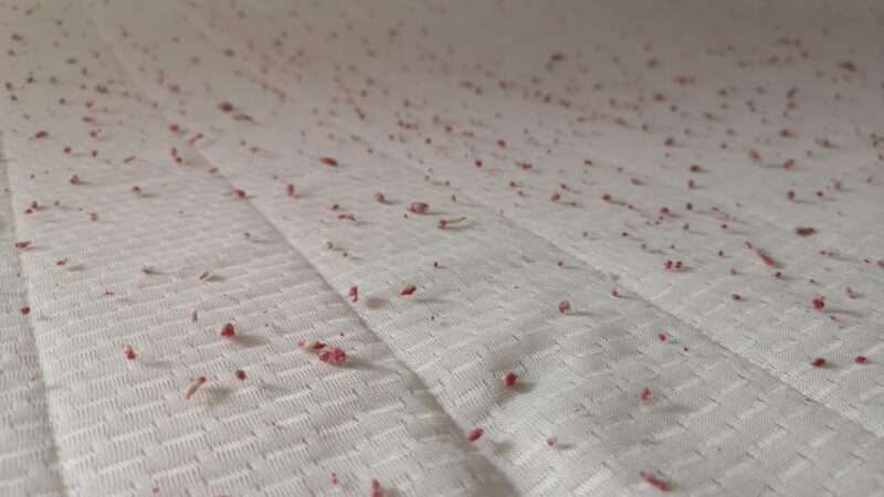 Jak odstranit žmolky z matrace – Proč se žmolky dělají?